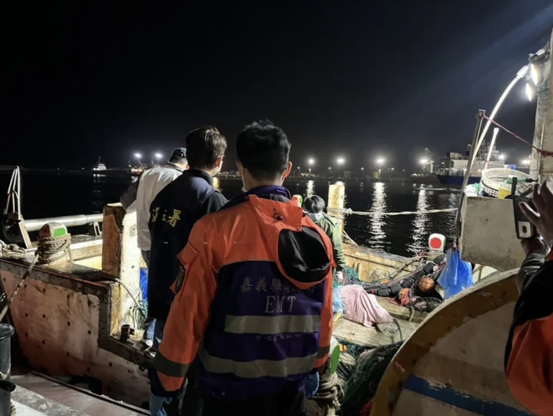 2 ABK Terjerat Jaring Ikan Terjatuh di Lepas Pantai Chiayi, Ditolong Namun Sudah Tidak Bernyawa (foto: udn.com)
