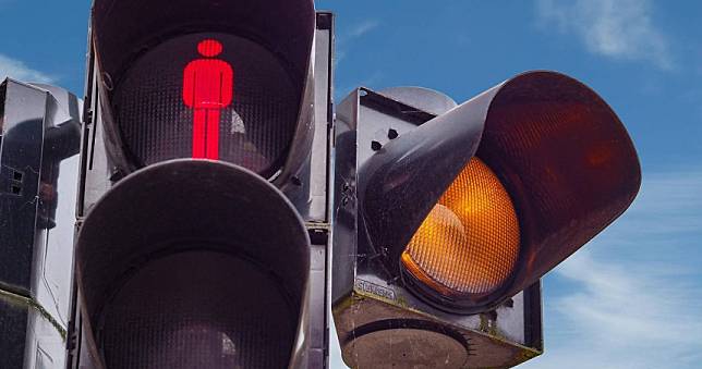 Saat Lampu Kuning Menyala, Apakah Harus Mengerem atau Malah Menambah Kecepatan? Polisi Memberikan Jawaban, Hati-hati dengan 2 Perilaku Ini 圖：shutterstock／達志