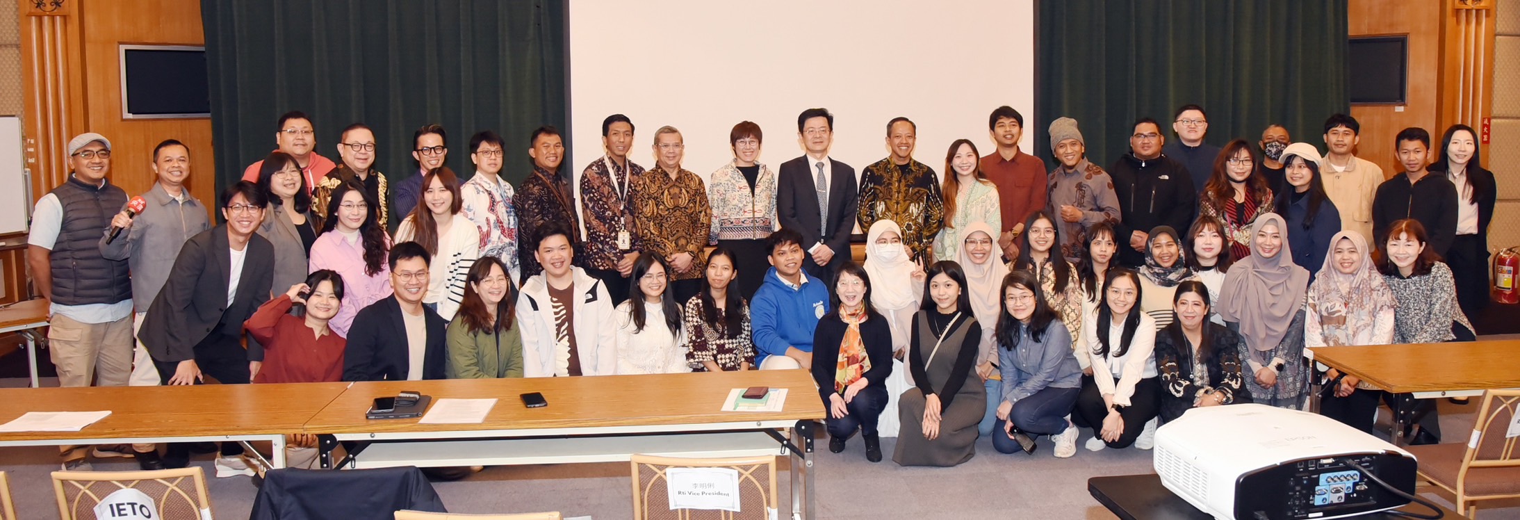 Rti secara khusus bekerja sama dengan KDEI Taipei, PPI dan IDN Times menggelar Workshop Jurnalistik Komunitas Indonesia di Taiwan - Tantangan Penulisan Berita dan Etika pada hari Kamis ini (20/2).