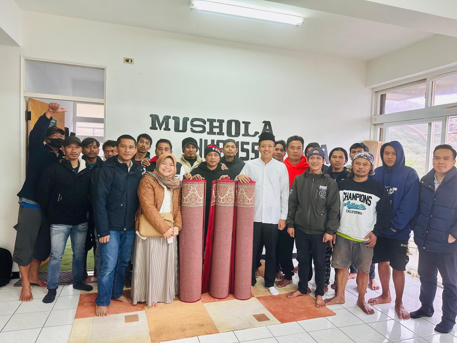 KDEI melakukan kunjungan Mushola Nurus-Syifaa, Pelabuhan Wanli, New Taipei City untuk menyerahkan perlengkapan mushola sekaligus menampung keluhan dan aspirasi para ABK (foto: KDEI Taipei)