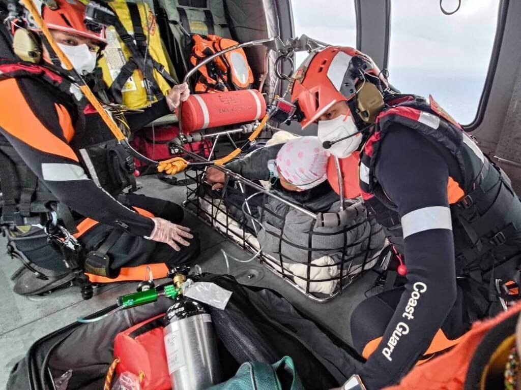 Korps Layanan Udara National mengerahkan helikopter Black Hawk untuk menyelamatkan ABK Indonesia yang diduga mengalami stroke, untuk segera dilarikan ke rumah sakit menjalani perawatan (foto: CNA)