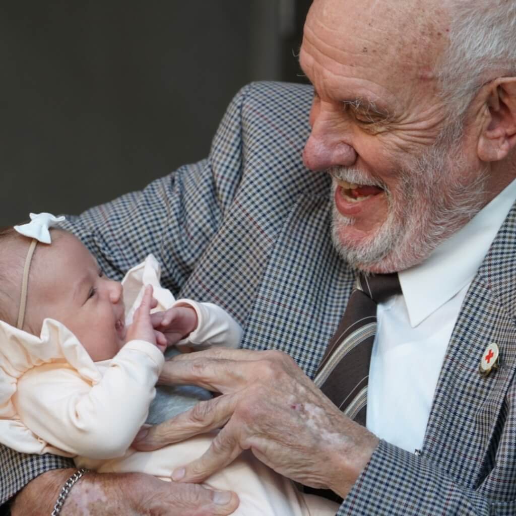 Pria Bertangan Emas, James Harrison, pendonor darah 1.173 kali menyelamatkan 2,4 juta bayi tutup usia pada 88 tahun (foto: instagram.com/lifebloodau)