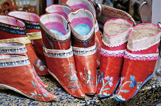 sepatu wanita Tiongkok kuno (foto: watchinese.com)