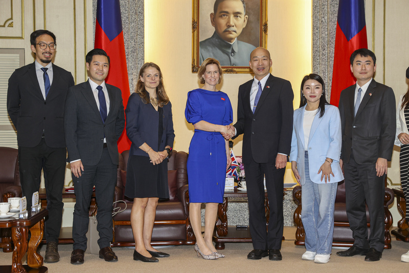 Ketua Yuan Legislatif Han Kuo-yu bertemu dengan Kepala Representatif Kantor British di Taipei,  Ruth Bradley-Jones, keduanya berjabatan tangan (foto: CNA)