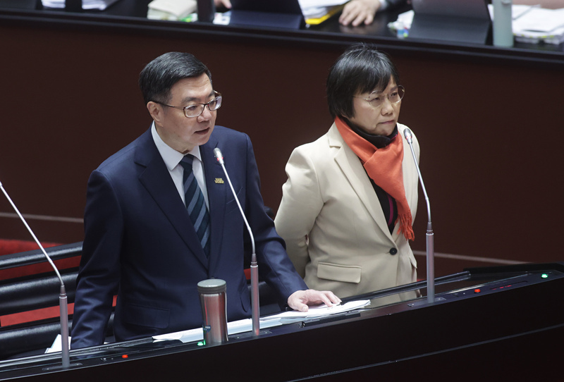PM Cho Jung-tai dan Mendagri Liu Shyh-fang dalam sidang interpelasi Yuan Legislatif (foto: CNA)