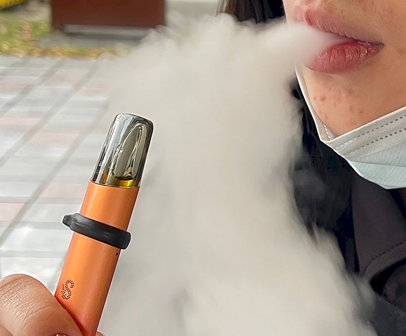 Sejak Maret 2023, pemerintah Taiwan memberlakukan larangan rokok vape secara menyeluruh, termasuk mengisap vape. (foto: CNA)
