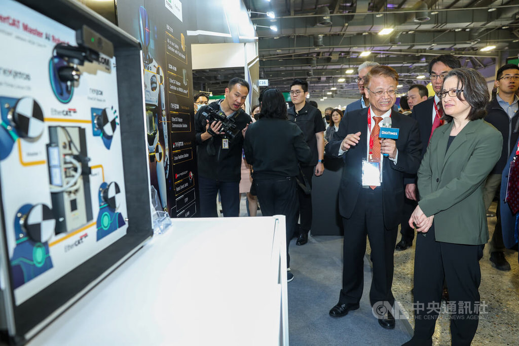 Wakil Presiden Hsiao Bii-khim kemarin mengunjungi Taipei--EXPO Yuanshan Park “AI EXPO Taiwan 2025” (foto: CNA)