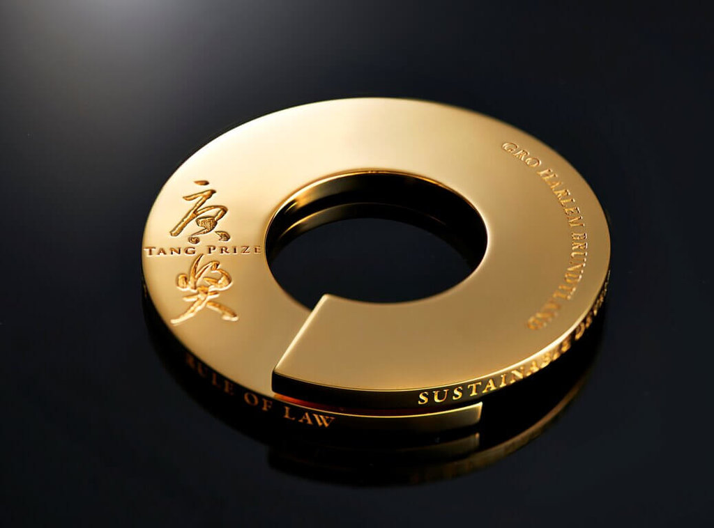 Medali emas yang dimenangkan oleh desainer Jepang Naoto Fukasawa, terbuat dari emas murni 9999 berbobot 214 gram, untuk biaya materi saja sebesar NT$758.000,- (foto: Yayasan Tang Prize)