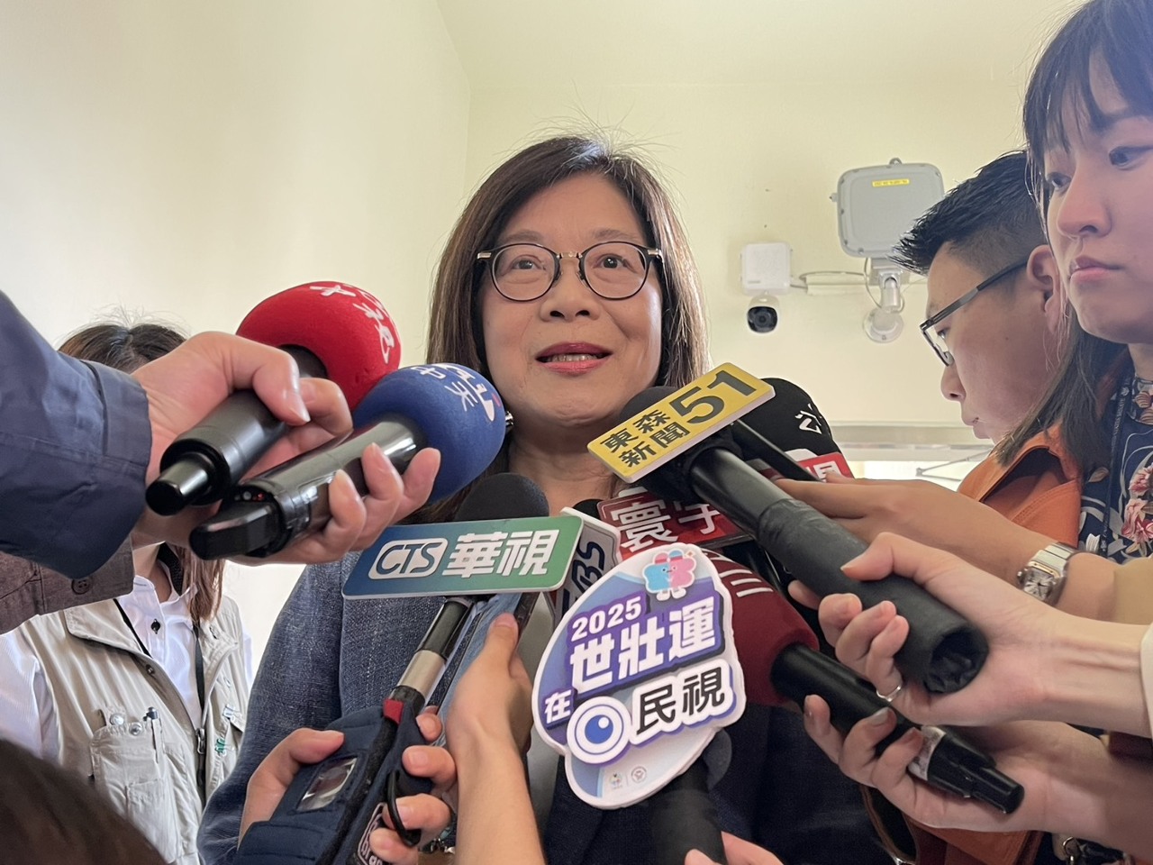 Ketua OAC, Kuan Bi-ling memberikan laporan kinerja dalam sidang interpelasi Yuan Legislatif hari ini (17/4)