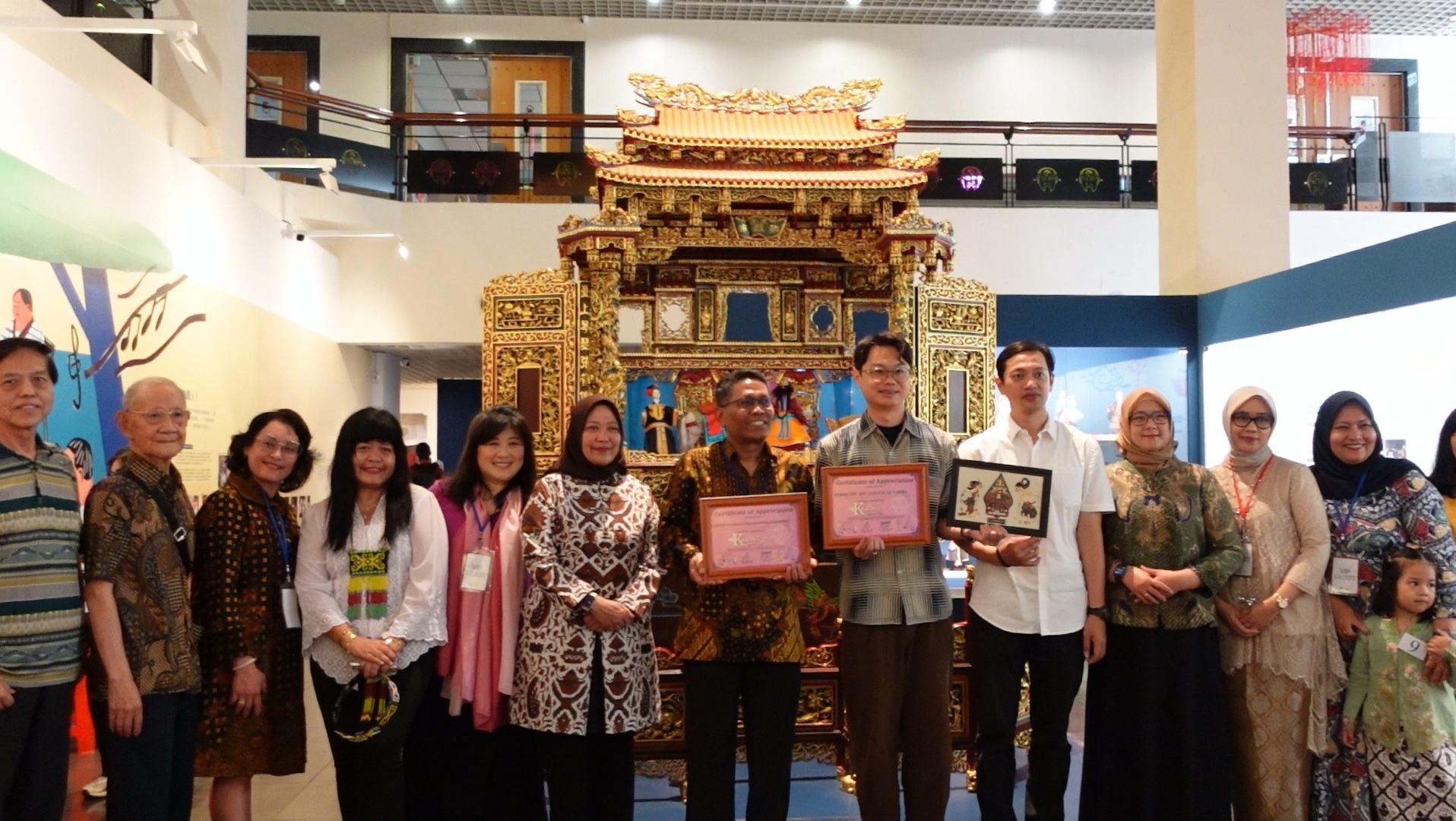 Foto bersama pembukaan acara Hari Kartini 2025 di Pusat Seni Wayang Taipei (Puppetry Art Center of Taipei)