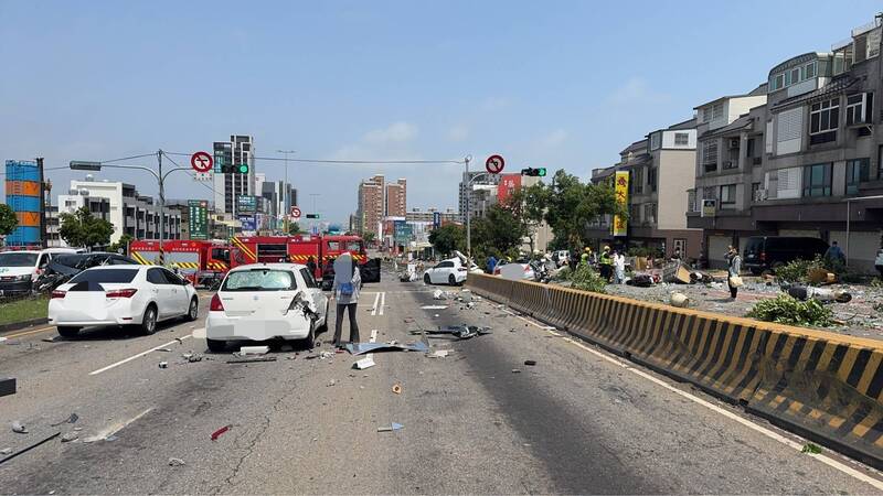kecelakaan lalu lintas parah di Taichung, pihak Damkar tiba di lokasi TKP mendapati banyak korban terluka dan segera dilarikan ke rumah sakit. (sumber: warga, foto: CNA)