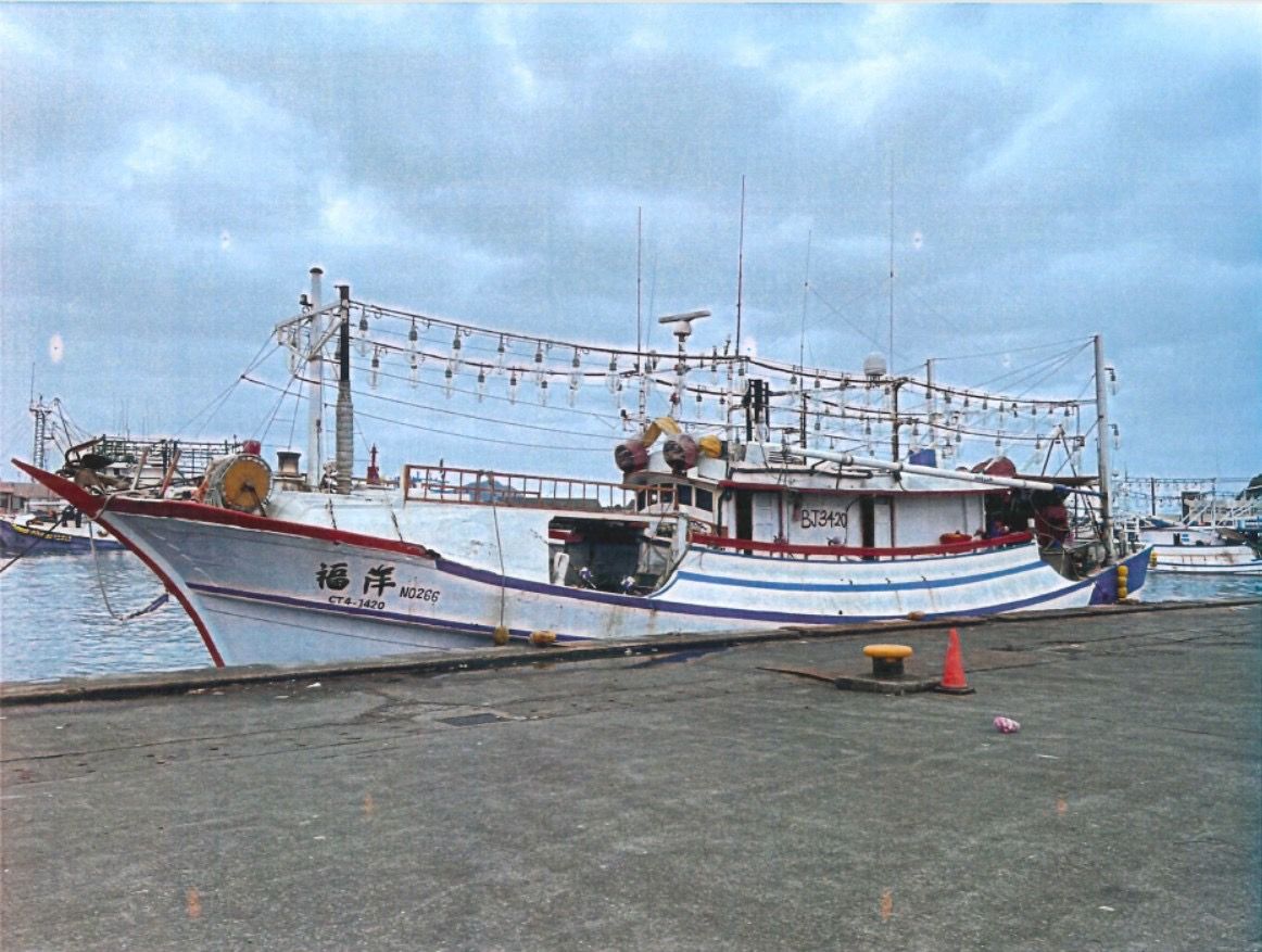 kapal nelayan Fuyang 266 mengalami kebakaran kapal di sekitar perairan pulau Diaoyutai, 7 orang diselamatkan, 1 ABK Indonesia hilang dan masih dalam pencarian (foto: Ditjen Perikanan)