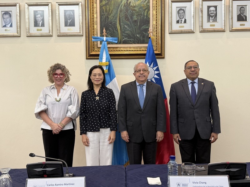 Kerja sama Taiwan-Guatemala menggelar program pelatihan "Kelas Kejuruan Semikonduktor", mendapat perhatian dari pemerintah Guatemala, Menteri Ekonomi Gabriela Garcia-Quinn (kiri1) dan Menteri Luar Negeri Carlos Ramiro Martinez (kanan2) menghadiri upacara peresemian dan sangat mengapresiasi dukungan pemerintah Taiwan.(foto: CNA)