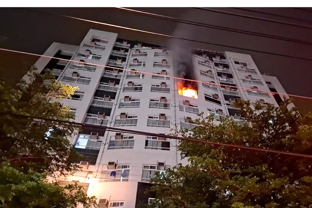 bangunan tempat hunian pekerja migran terjadi kebakaran kemarin malam, tidak ada korban dan penyebab kebakaran masih diselidiki lebih lanjut (foto: pembaca, sumber : CNA)