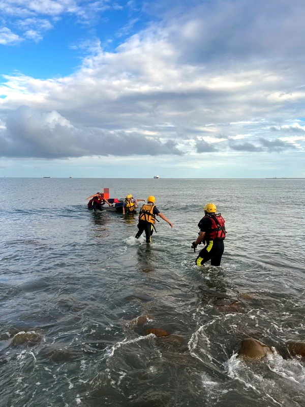 Gambar : warga Tiongkok (30 tahun) naik perahu karet bermaksud memasuki Taiwan secara ilegal, ditemukan di sekitar perairan lepas kawasan Linkou, New Taipei (foto: CNA)