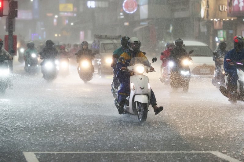 Seluruh Taiwan Diguyur Hujan Hari Ini, Ahli Cuaca: Waspadai Hujan Petir, Suhu di Utara Taiwan akan Sedikit Lebih Sejuk 圖/UDN