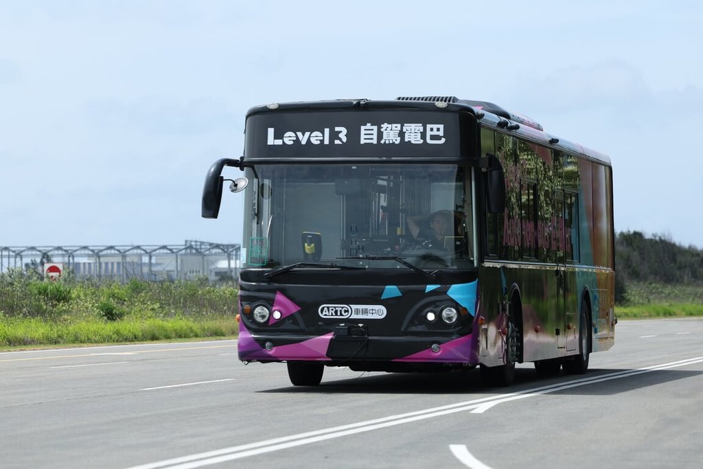 bus listrik otomatis AI Level 3 pertama Taiwan (foto: ARTC)