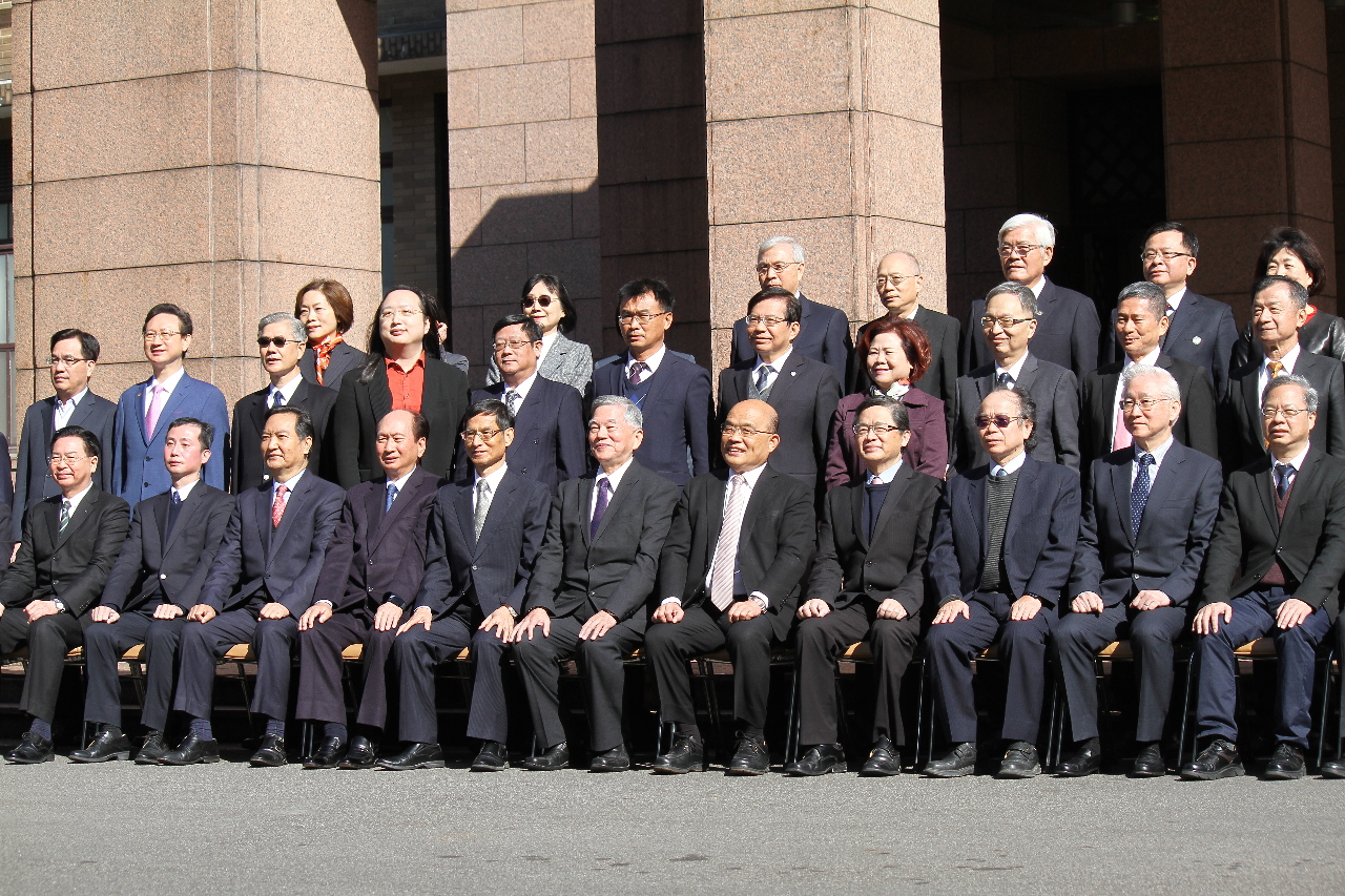 30日午前、蘇貞昌・内閣が総辞職し、行政院は臨時総会を開きこれを承認した。臨時総会後には行政院の前で記念撮影が行われた。蘇・氏は、4年間を共に歩んだチームに感謝した。現在新内閣の人事調整が行われており、31日に新旧行政院長の業務引継ぎ式が行われる予定だ。（写真：Rti）