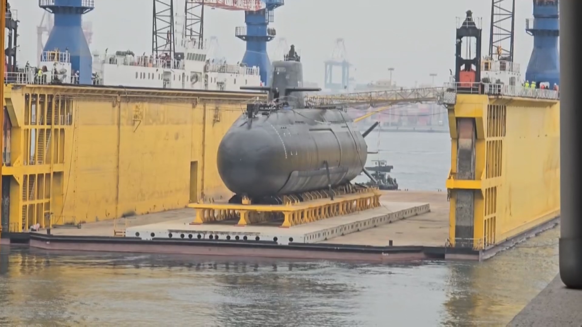 初の国産潜水艦が海上に登場、軍事ファンが撮影に集まる-ニュース-財団