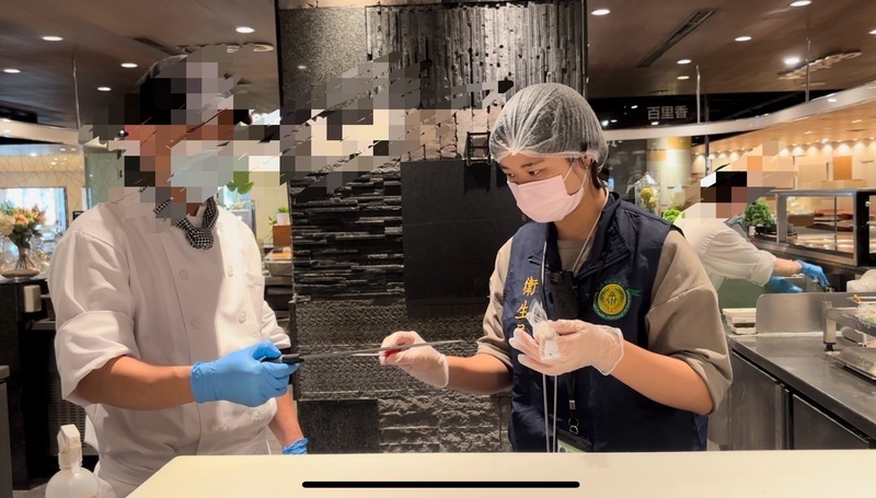 台湾南部・高雄市にあるビュッフェレストラン、漢來海港（HARBOUR）巨蛋店で食中毒の疑い、50人が受診したという。（写真：高雄市衛生局提供／CNA）