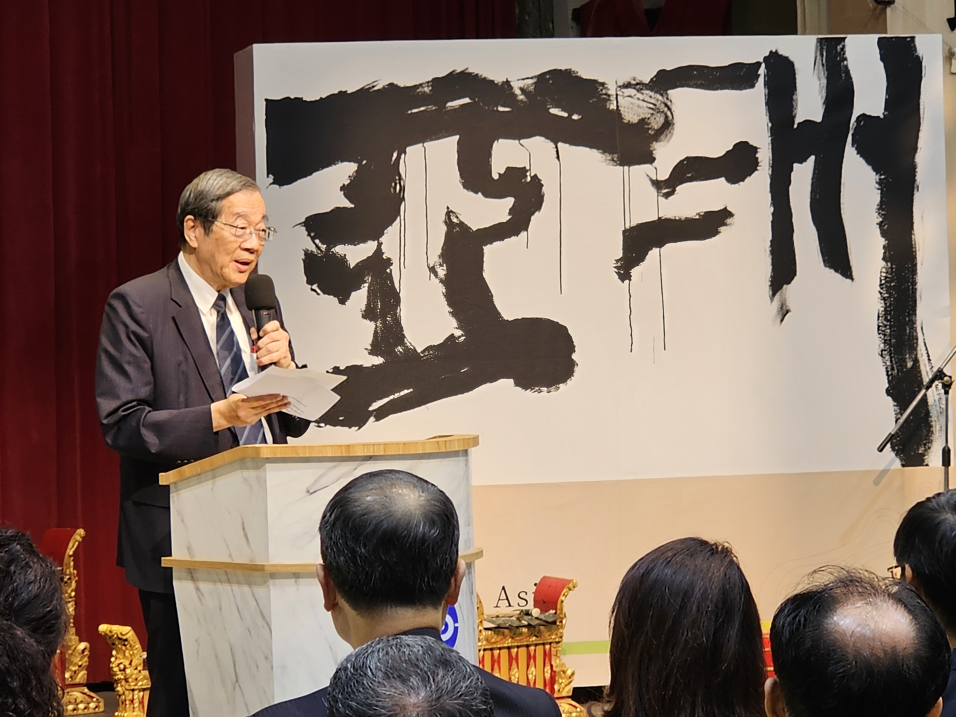 「行政院九二一震災災後重建推動委員會」の執行長だった考試院の黄栄村・院長（大臣）があいさつの中で、第7回亜太社会創新高峰会が埔里で開催される意義を説明した。（写真：Rti 王淑卿）