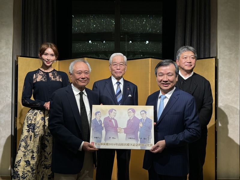アン・リ―監督が日本の天皇陛下に謁見、代表処が宴会で歓待、林志玲