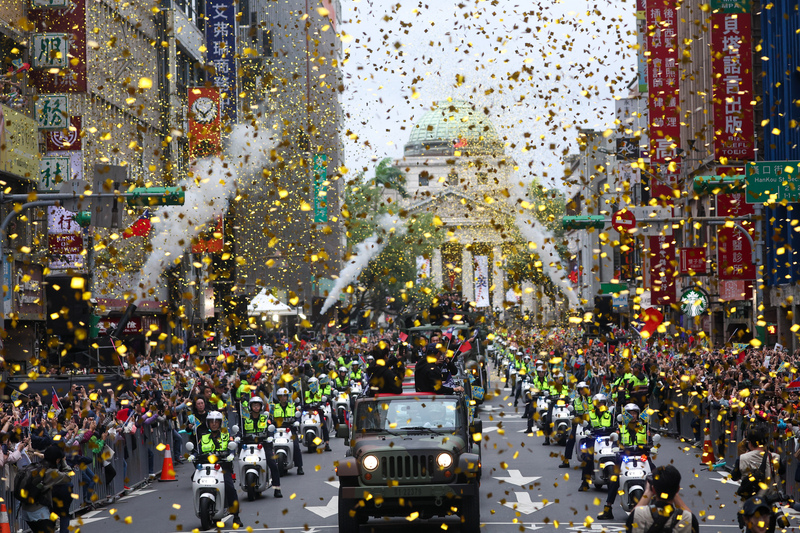 プレミア12】台湾チームの凱旋パレード、数万人で「台湾No.1」を斉唱