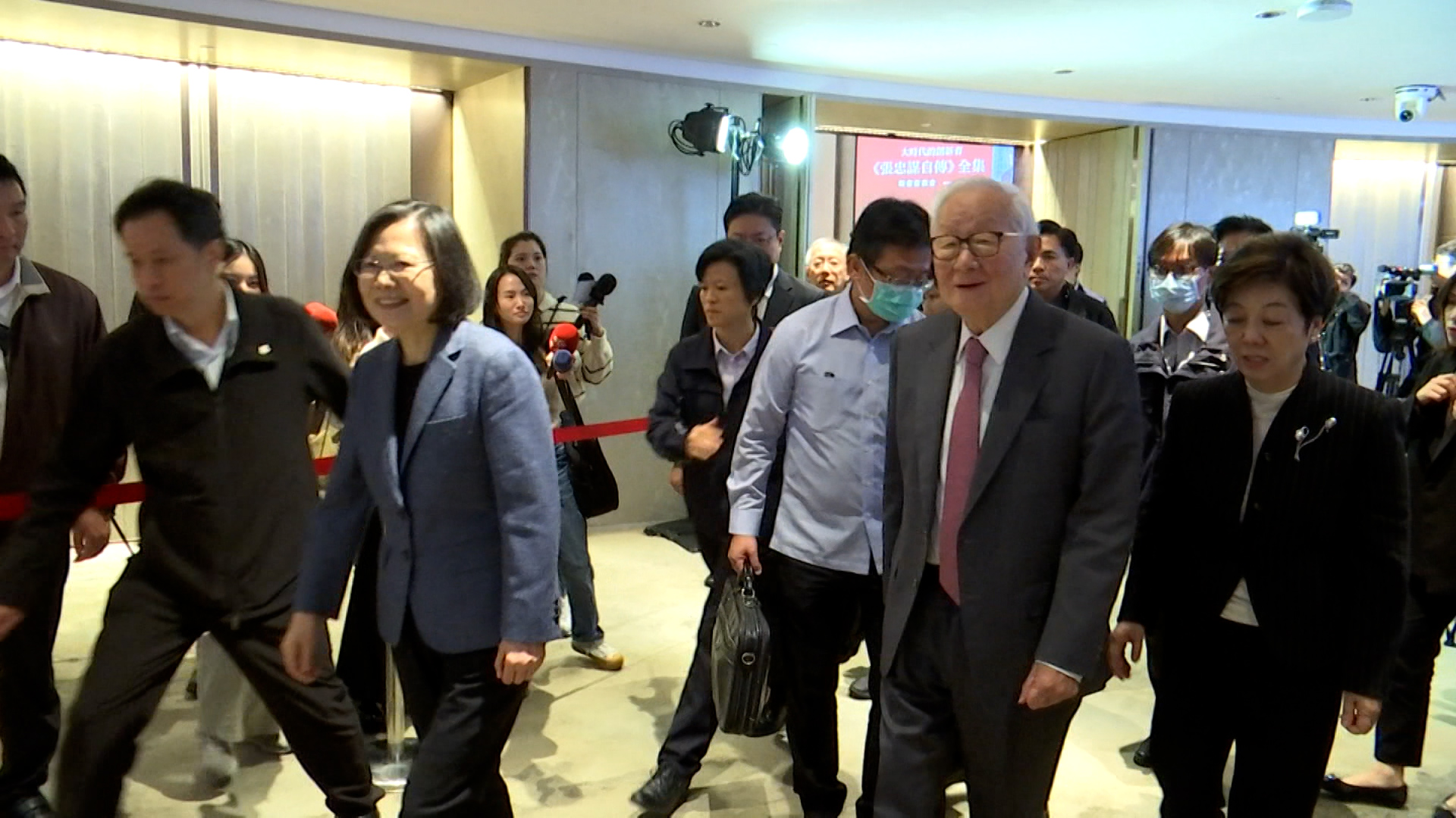 TSMC創業者張忠謀氏が新刊発表、蔡‧前総統が台湾半導体への貢献を称賛