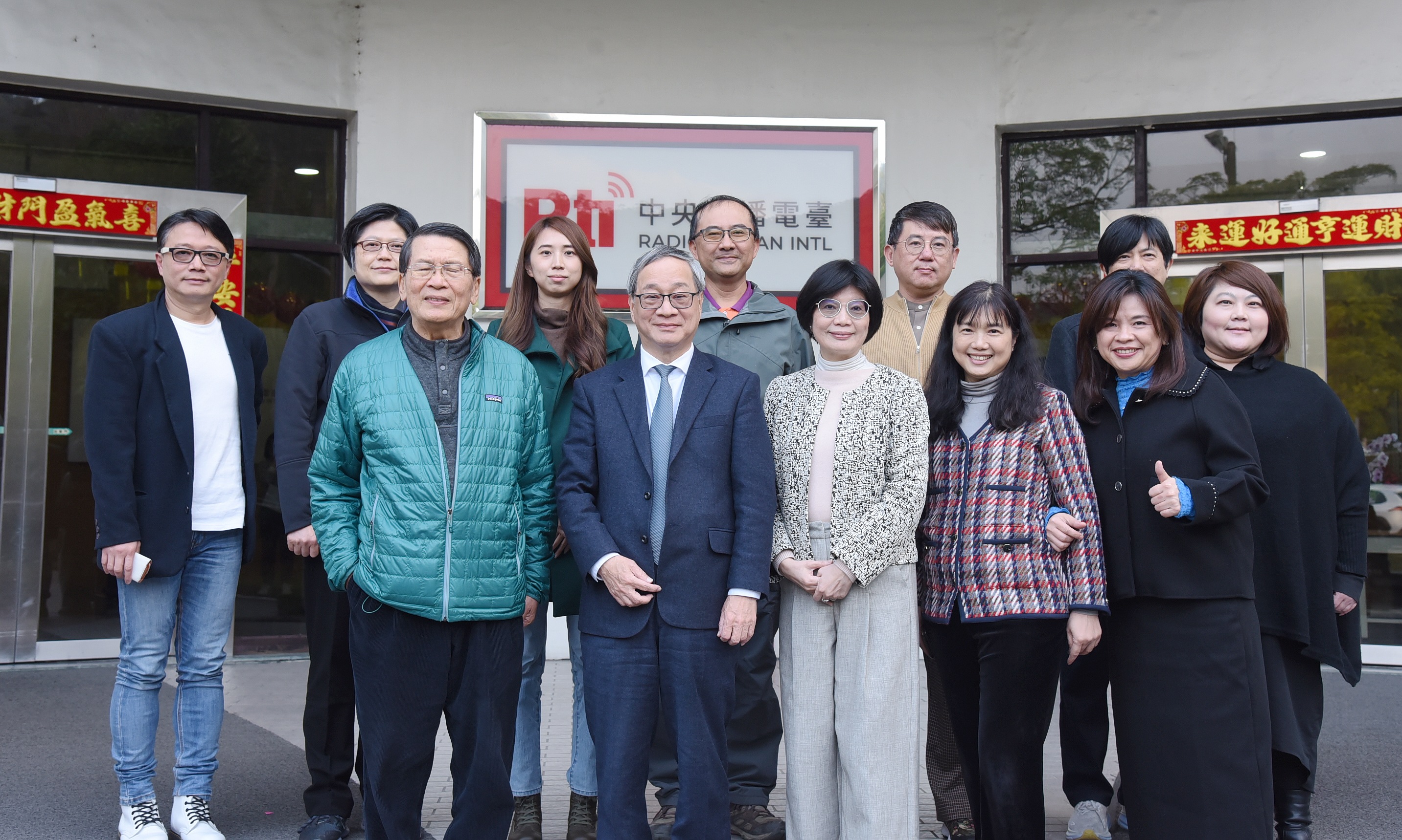 台湾国際放送の運営母体である中央放送局は4日、第10期第1回董事監事会議を招集、席上、頼秀如氏（前列左から3人目）の第10代董事長（会長）続投が承認されました。中央放送局の所轄機関である文化部（日本の文科省に類似）の李遠・部長（前列左から2人目）のは特別に放送局を訪れ新任董事（理事）、監事らとの茶話会に出席しました。李遠・部長は、過去3年間、頼・董事長の実績を評価するとともに、頼・董事長は今後も引き続きスタッフをリードして中央放送局の未来の発展のために引き続き努力するよう期待を示しました。（写真：Rti）