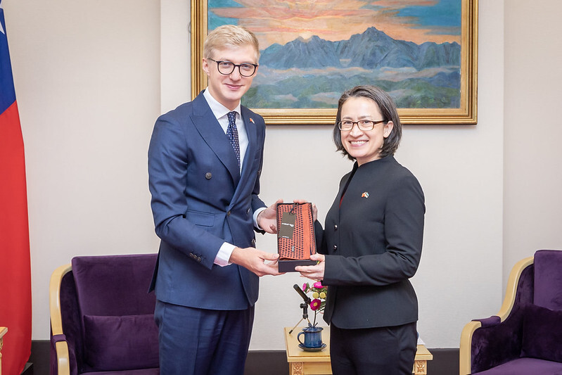 蕭美琴・副総統（右）とエストニア国会のクリスト・エン・ヴァガ（Kristo Enn Vaga）議員（左）。(写真：総統府ホームページ)