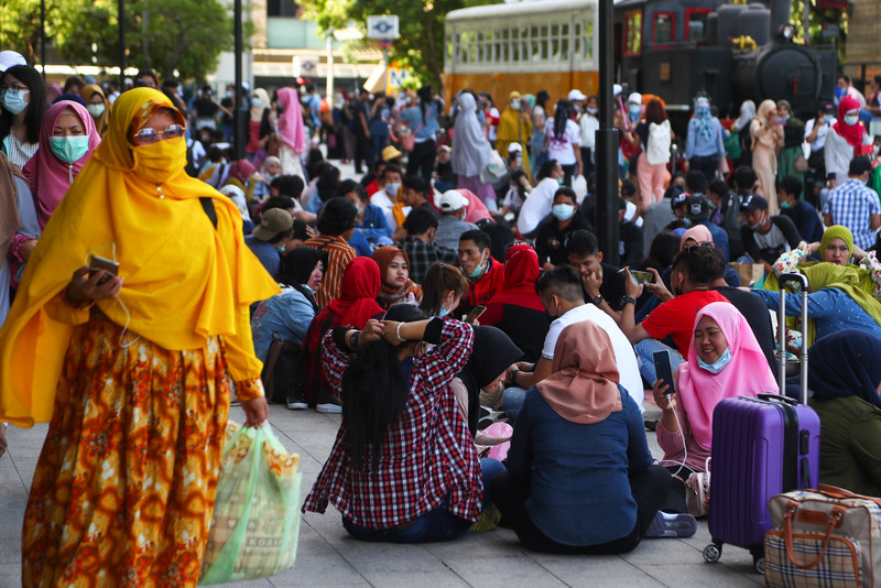 주말이 되면 타이베이 메인역 주변에 항상 수많은 외국적 근로자들이 모여든다. -사진: CNA DB