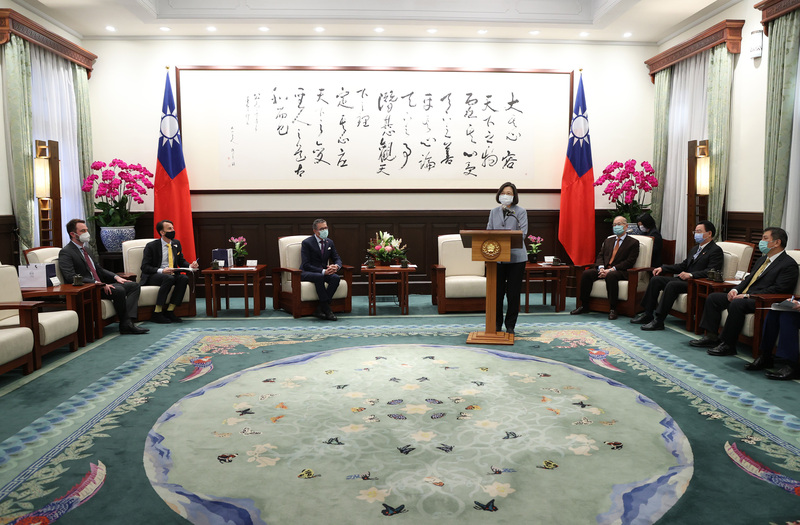 차이잉원(蔡英文) 총통은 1/4 총통부에서 북대서양조약기구(NATO) 사무총장와 덴마크 총리  직을 역임한 민주연합재단 아네르스 포그 라스무센(Anders Fogh Rasmussen, 좌3) 회장 일행을 접견했다. -사진: CNA