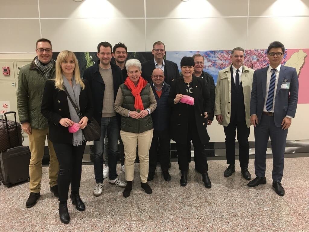 9일 오전 타이완에 도착한 마리 아그네스 슈트락 침머만 독일 연방하원 국방위원회 의장이 이끄는 독일 의원단을 뤼스판(呂世凡, 우1) 중화민국 외교부 유럽사 부사장(副司長)이 직접 영접했다. [사진-중화민국 외교부 제공 via CAN DB]