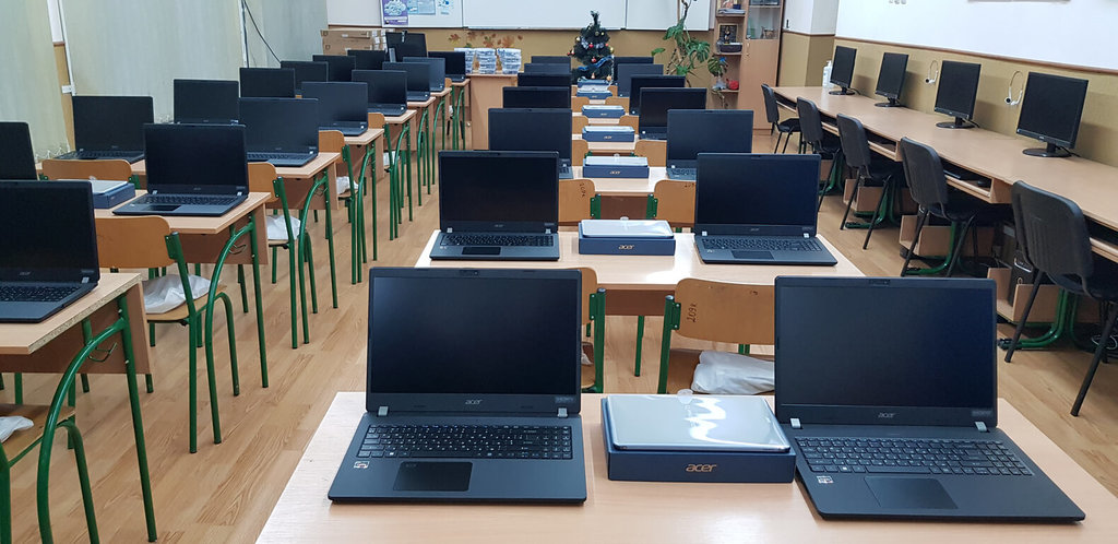 중화민국 디지털발전부는 에이서 등과 함께 전쟁이라는 환경 속에서도 우크라이나 학생들이 배움을 이어나가길  소망하며 노트북 등 IT 기기를 기부했다고 16일 밝혔다. 사진은 리비우 소재 중학교에 전달된 에이서 노트북. [사진- 중화민국디지털발전부 via CNA DB]