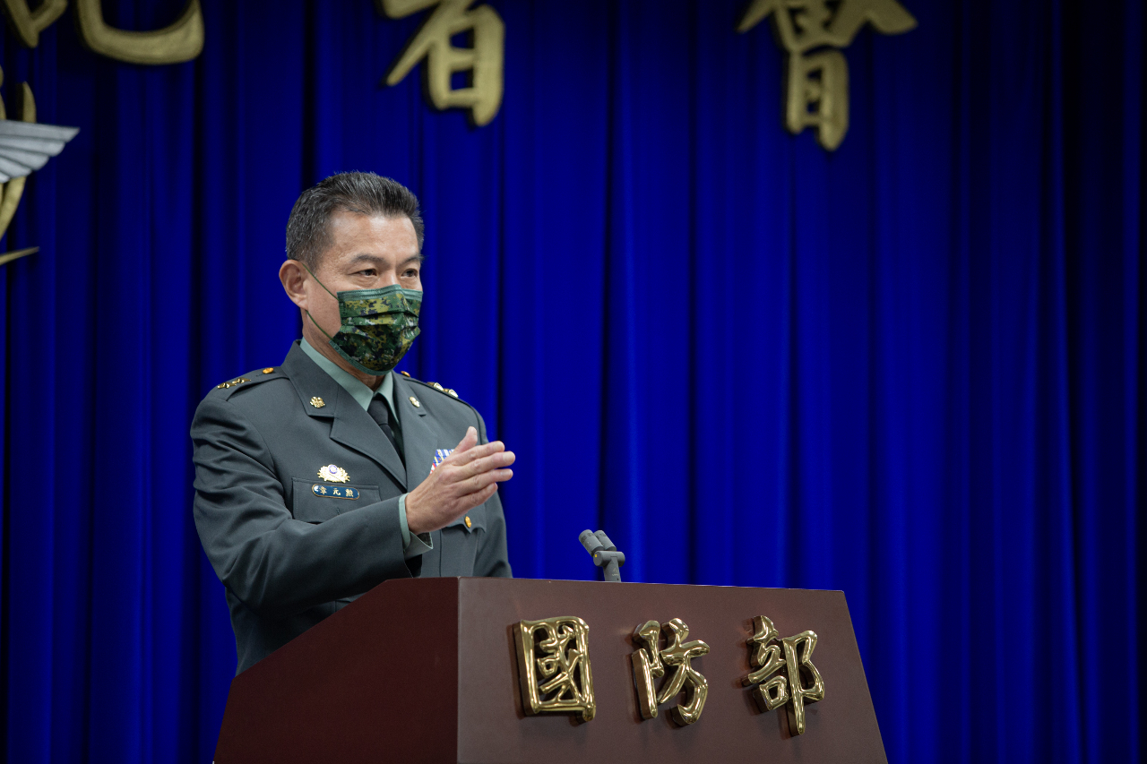오늘 17일(타이완 현지시간) 국방부청사에서 열린 기자회견에서 장위안쉰(章元勳) 중화민국 육군사령부 참모장이 미국에서 판매를 승인한 볼케이노 시스템의 주요 기능에 대해 직접 설명하고 있다. [사진-중화민국 국방부 제공 via Rti DB]