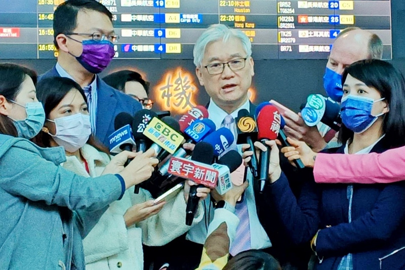 제1야당 중국국민당 부주석 샤리옌(夏立言)은 2월8일 열흘 간의 일정으로 베이징을 방문했다. 출국하기 전 공항에서 언론의 질문 공세를 받았다. -사진: CNA