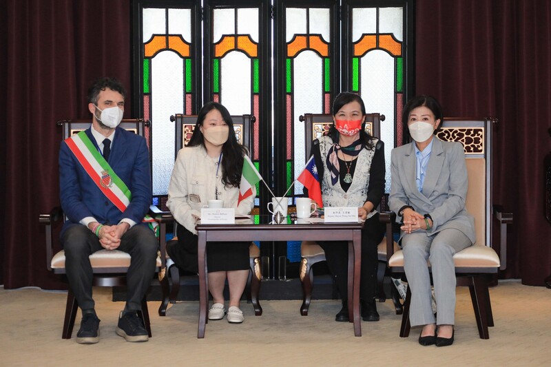 이탈리아 프라토시장 마테오 비포니(Matteo Biffoni, 좌1)가 이끄는 방문단이 오늘(13일) 타이중시정부를 예방해 왕위민(王育敏, 우1) 타이중시 부시장과 ‘공기품질’, ‘순환경제’ 등 다양한 이슈에 대해 교류를 진행했다. – 사진: 타이중시정부 제공 via CNA