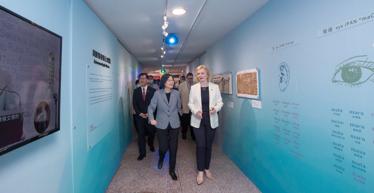 차이잉원(蔡英文, 좌) 총통은 오늘(19일) 오전 전 영국 총리 리즈 트러스(Liz Truss, 우)와 함께 총통부를 참관했다. - 사진: 총통부 제공