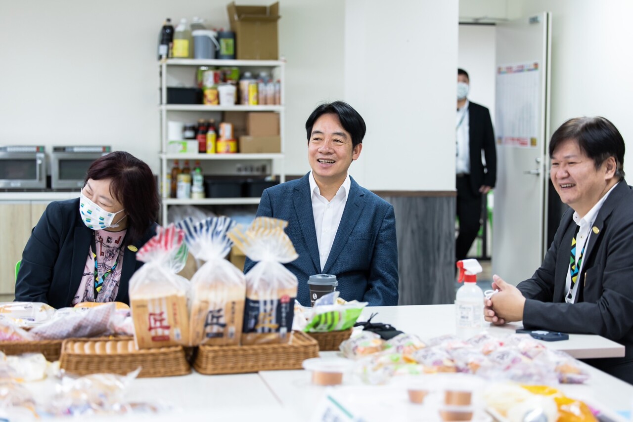 라이칭더(賴清德) 부총통은 어제(15일) ‘신주(新竹) 푸비(福比) 제빵 공장’을 방문해 타이완의 경쟁력을 향상시키기 위해 중소기업의 산업전환을 협조하겠다고 언급했다. - 사진: 총통부