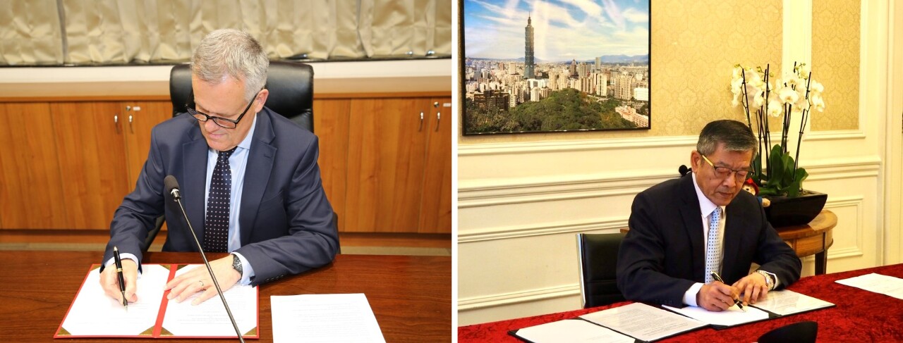 타이완과 영국이 지난 7일 ‘의료보건 협력 양해각서’를 체결했다. 타이완 측은 영국 주재 대표 시에우챠오(謝武樵, 우)가, 영국 측은 주타이완 영국 대표 존 데니스(John Dennis, 좌)가 양해각서에 서명했다. 사진: 위생복리부 제공