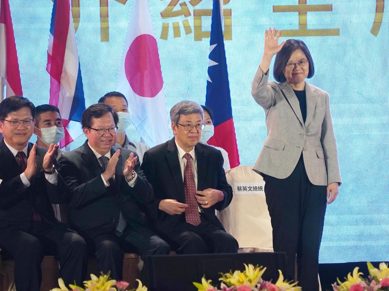 차이잉원 총통이 20일 오전 타이베이 원산대반점에서 열린 아시아타이완상회연합총회 제 30회 3차 이•감사 연석회의 개막식에 참석해 내빈들을 향해 손을 흔들고 있다. 천지엔런 행정원장(우 2), 정원찬 부원장(우 3), 린자룽 총통부 비서장(우 4)도 참석해 함께 자리를 빛냈다. - 사진: CNA