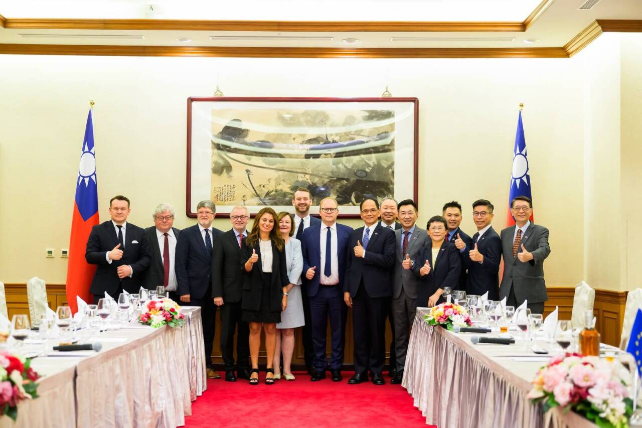 지난 25일부터 29일까지 타이완을 방문한 유럽의회 외교위원회 공식 대표단 구성원 중 하나인 이탈리아의 수잔나 체카르디(Susanna CECCARDI, 좌5) 의원이 일전 한 이탈리아 언론과의 인터뷰에서 “인도태평양 지역에서 대화와 협력을 진행할 국가를 선택하라면 타이완일 것”이라고 밝혔다. – 사진: 입법원 제공