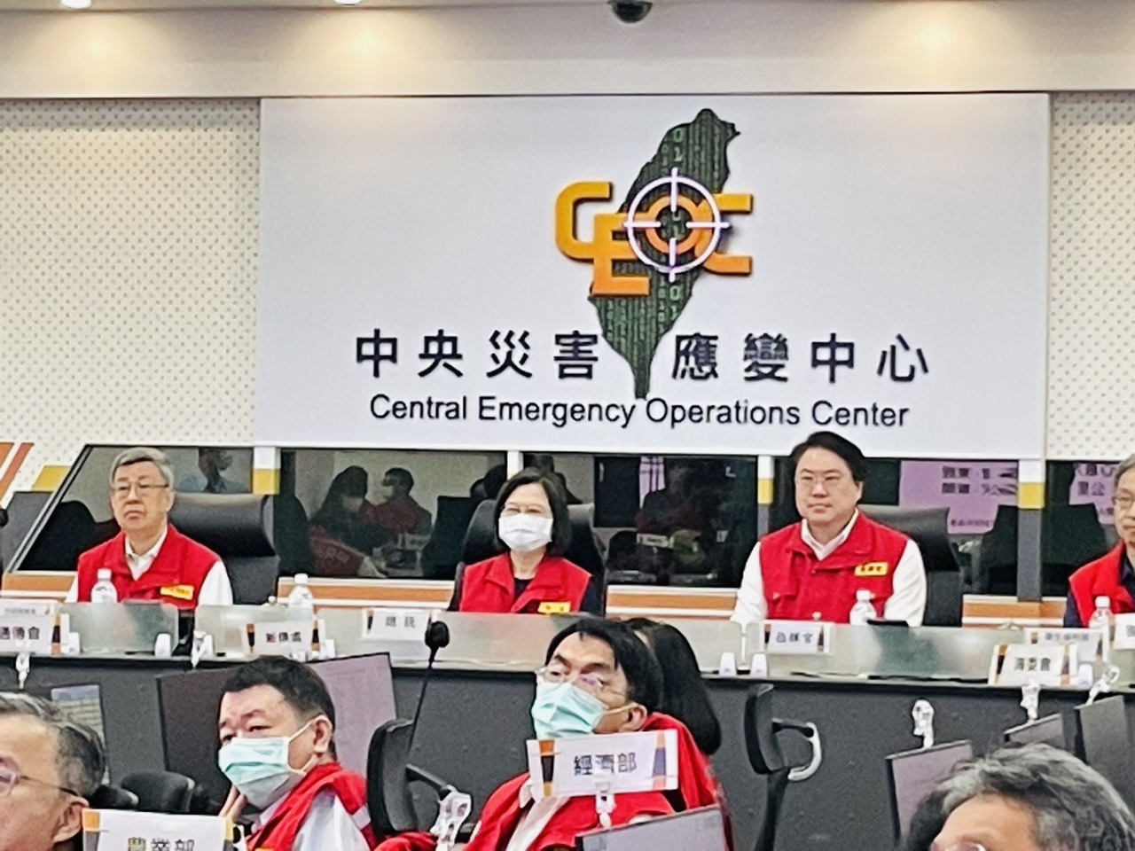 차이잉원(蔡英文) 총통과 행정수반 천지엔런(陳建仁)은  오늘(3일) 오전 중앙재해대응센터를 시찰 지도해 각 단위의 재해 대응 상황을 확인했다. - 사진: 중화민국 소방서 제공