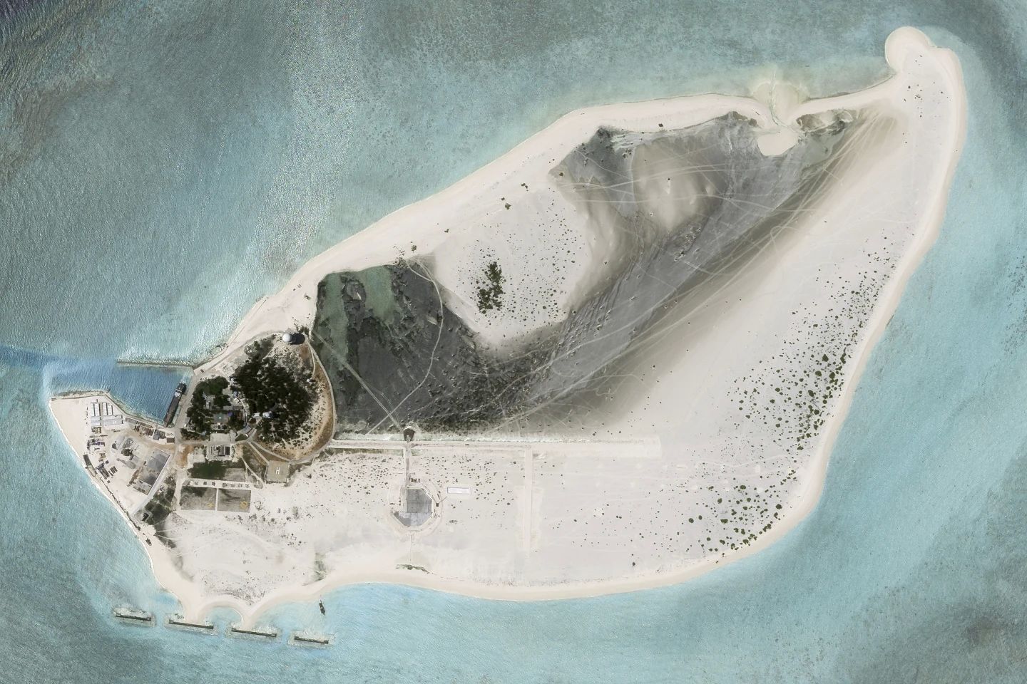 위성 사진을 분석한 결과 중국은 시사군도(西沙群島, 파라셀제도Paracel) 중졘다오(中建島)에 활주로를 건설하고 있는 것으로 의심되었다. -사진 출처 @IndoPac_Info