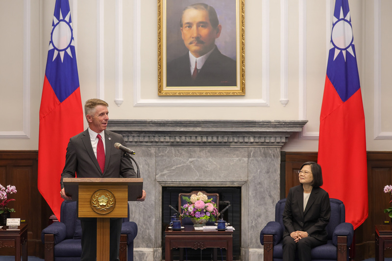 차이잉원 총통(우)이 1일 총통부에서 롭 위트먼(Rob Wittman, 좌) 미국 연방 하원의원 군사위원회 부주석과 방문단 일행을 접견해 타이완-미국 경제무역관계 및 인도태평양 지역 정세 관련 의제를 심도있게 논의했다. - 사진: CNA