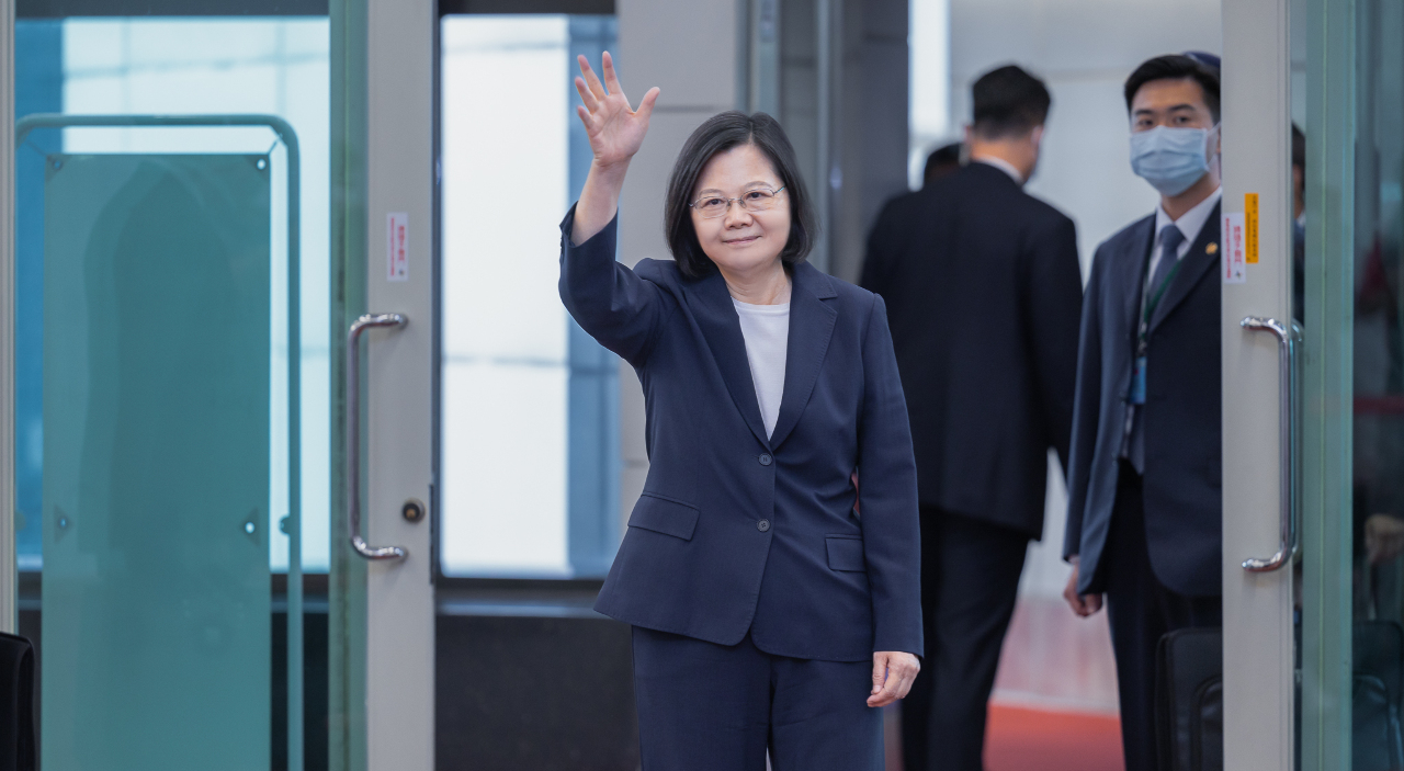 차이잉원 총통이 5일 오전 에스와티니 독립 55주년 기념일 행사에 참석하기 위해 타오위안국제공항을 통해 출국하고 있다.[사진 총통부 제공]