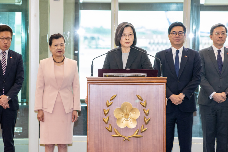 차이잉원(蔡英文) 중화민국 총통은 4박5일 간의 에스와티니 국빈방문을 마치고 9월8일 귀국하여 공항에서 담화를 발표하고 있다. -사진: CNA