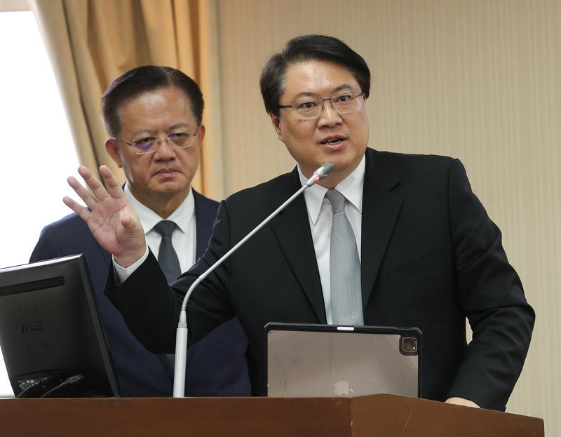 린유창(林右昌) 내정부장(우)과 샤오환장(蕭煥章) 소방서장(좌)이 오늘(27일) 입법원 내정위원회에 나란히 출석해 '922 핑둥시 화제사건'에 관한 보고와 질의를 받고 있다. 소방 인력 부족 문제에 대해 린 부장은 올해 합격률이 절반도 안되었다는 점을 들며 추가 시험준비에 나서야 한다고 답했다. - 사진: CNA