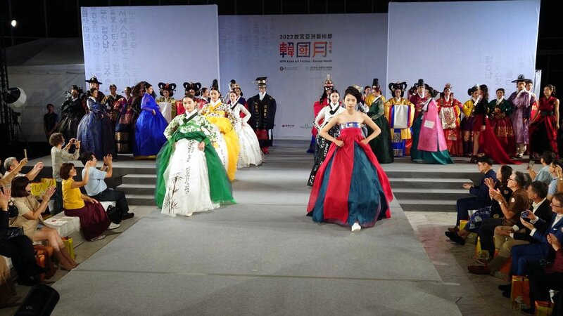 국립고궁박물원 남원이 어제(27일) 저녁 2층에서 '한복 런웨이'를 열어 '한국의 달' 행사의 서막을 열었다. 현장에서 런웨이를 직접 관람한 관중들은 한복의 아름다움에서 눈을 떼지 못했다. - 사진: CNA