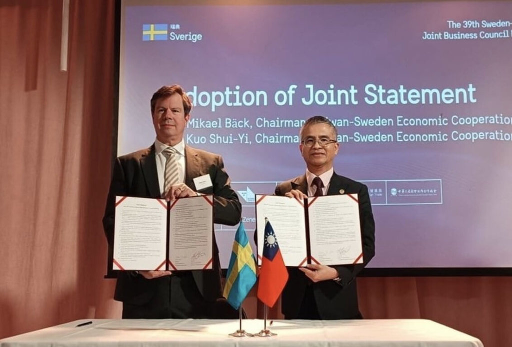 궈쉐이이(郭水義, 우) 중화전신(中華電信) 회장과 미카엘 벡(Mikael Bäck, 좌) 에릭슨(Ericsson) 부회장이 공동선언을 체결하고 있다. - 사진: CNA